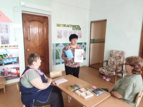 Китапханә китаплар бирү пунктында  Фәрит Якупов иҗаты белән таныштырды
