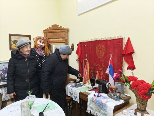 Пенсионеры посетили мини-музей в Печищах и вспомнили крестьянский быт