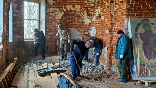 Первомайский субботник в Троицком храме: прихожане наводили порядок