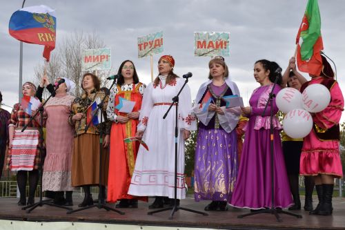 В Парке культуры и отдыха Верхнего Услона встретили весну и Первомай
