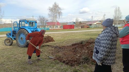 Первомайский субботник в Троицком храме: прихожане наводили порядок