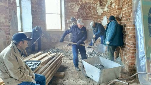 Первомайский субботник в Троицком храме: прихожане наводили порядок