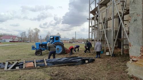 Первомайский субботник в Троицком храме: прихожане наводили порядок