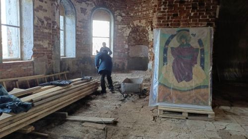Первомайский субботник в Троицком храме: прихожане наводили порядок