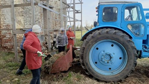Первомайский субботник в Троицком храме: прихожане наводили порядок