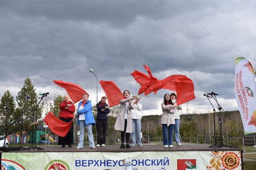 В Парке культуры и отдыха Верхнего Услона встретили весну и Первомай