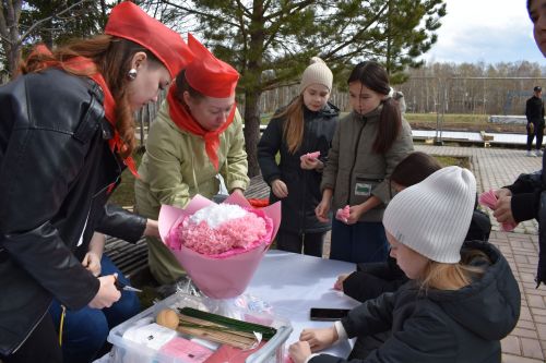 В Парке культуры и отдыха Верхнего Услона встретили весну и Первомай