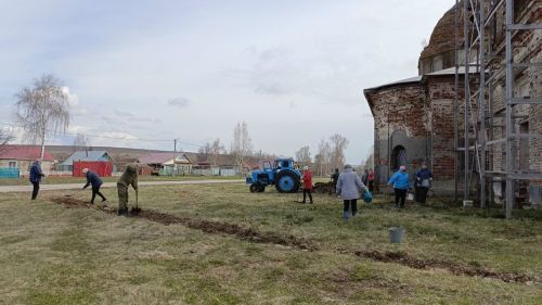 Первомайский субботник в Троицком храме: прихожане наводили порядок