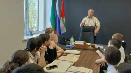 Школьникам Верхнего Услона показали похоронки и Книгу Памяти в военкомате