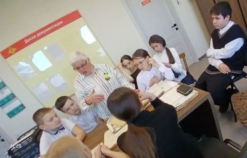 Школьникам Верхнего Услона показали похоронки и Книгу Памяти в военкомате