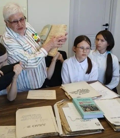 Школьникам Верхнего Услона показали похоронки и Книгу Памяти в военкомате