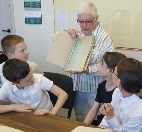 Школьникам Верхнего Услона показали похоронки и Книгу Памяти в военкомате