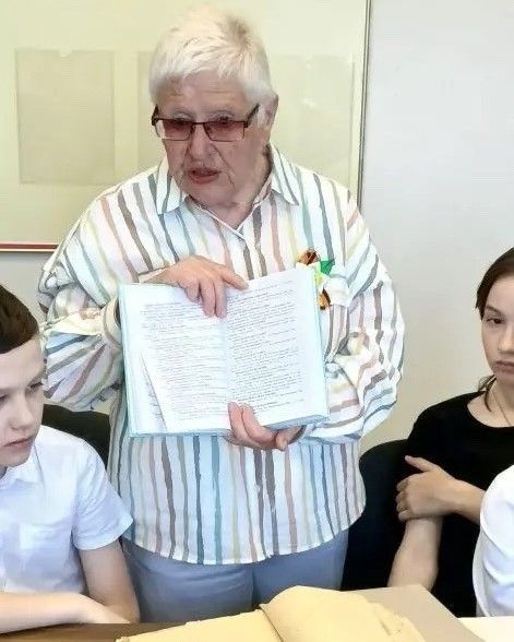 Школьникам Верхнего Услона показали похоронки и Книгу Памяти в военкомате