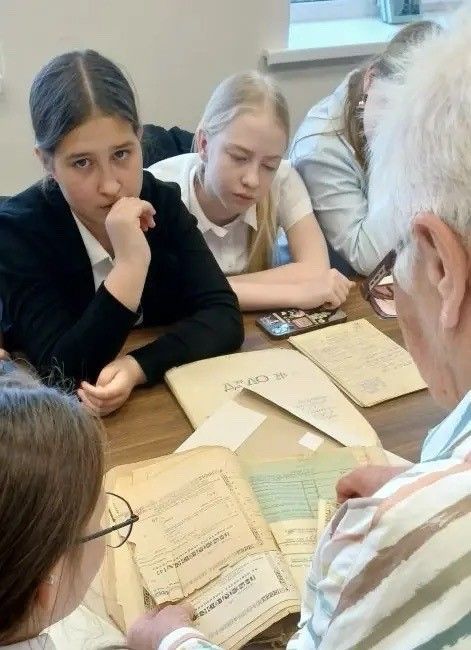 Школьникам Верхнего Услона показали похоронки и Книгу Памяти в военкомате