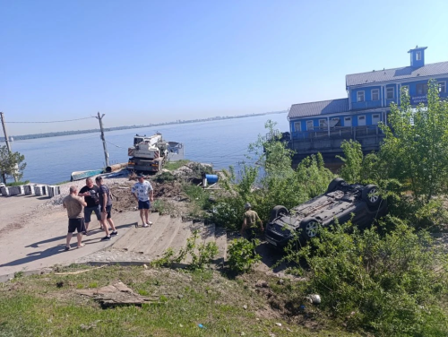 Автокран снес легковушку и едва не ушел в Волгу в Верхнем Услоне