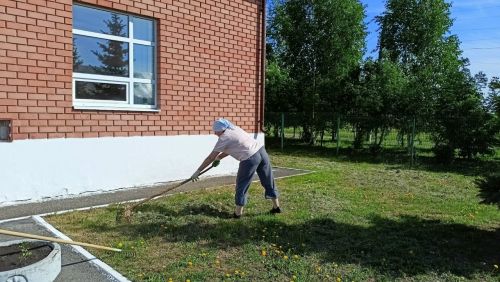 На экосубботник в Кильдееве вышли сотрудники ДК и библиотеки