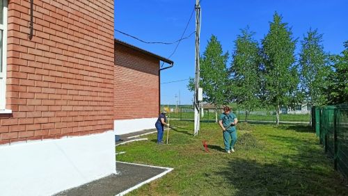 На экосубботник в Кильдееве вышли сотрудники ДК и библиотеки