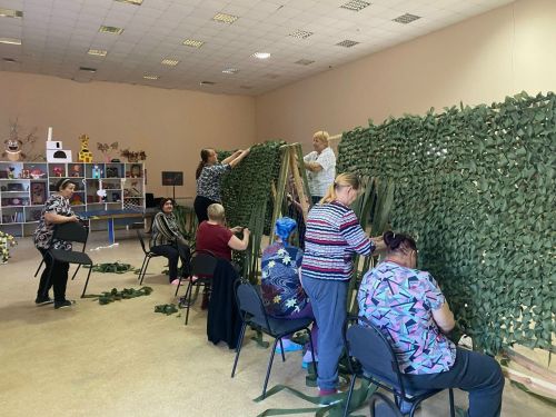 В Введенско-Слободском ДК продолжают плести масксети для участников СВО