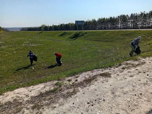 Кильдеевцы вышли на субботник и убрали мусор вдоль дороги в село