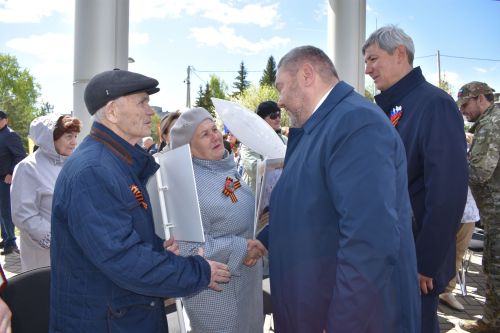 Парад Победы в Верхнем Услоне: слёзы, песни и белые голуби