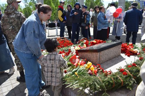Парад Победы в Верхнем Услоне: слёзы, песни и белые голуби