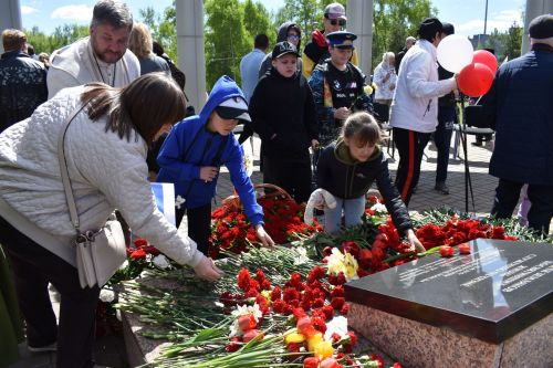 Парад Победы в Верхнем Услоне: слёзы, песни и белые голуби