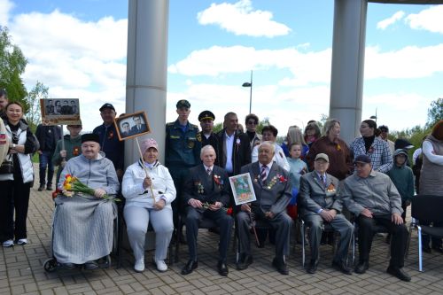За великий этот День Победы встанем перед ними на колени