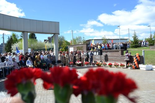 За великий этот День Победы встанем перед ними на колени