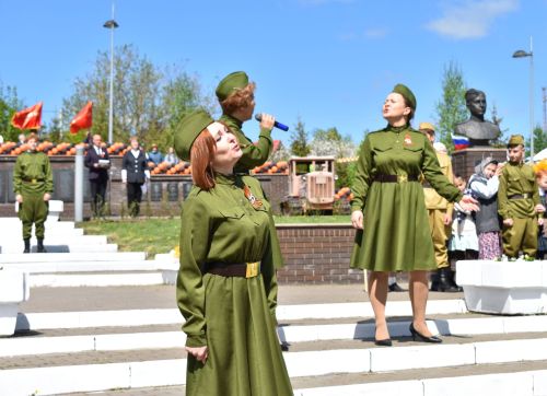 Парад Победы в Верхнем Услоне: слёзы, песни и белые голуби
