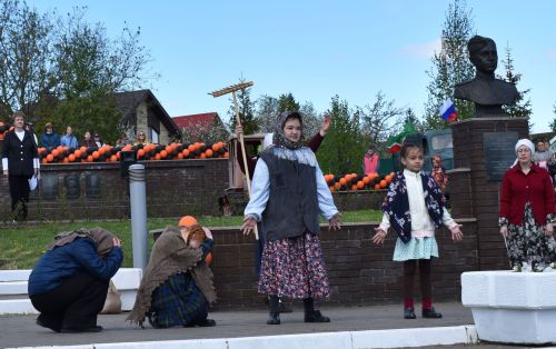 Парад Победы в Верхнем Услоне: слёзы, песни и белые голуби