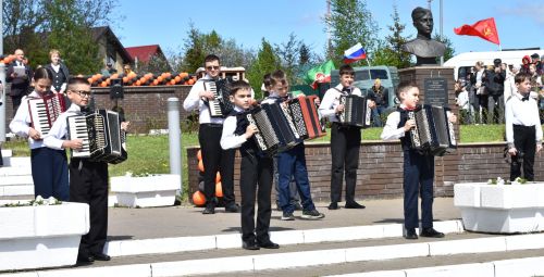 Парад Победы в Верхнем Услоне: слёзы, песни и белые голуби