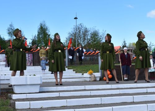 Парад Победы в Верхнем Услоне: слёзы, песни и белые голуби