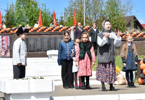 Парад Победы в Верхнем Услоне: слёзы, песни и белые голуби