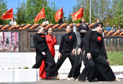 Парад Победы в Верхнем Услоне: слёзы, песни и белые голуби