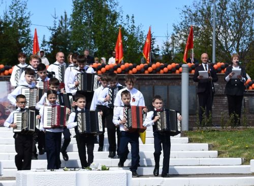 Парад Победы в Верхнем Услоне: слёзы, песни и белые голуби