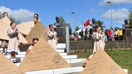 Парад Победы в Верхнем Услоне: слёзы, песни и белые голуби