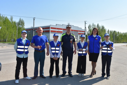 Георгиевскую ленту и напоминание о ПДД вручали водителям в Верхнем Услоне