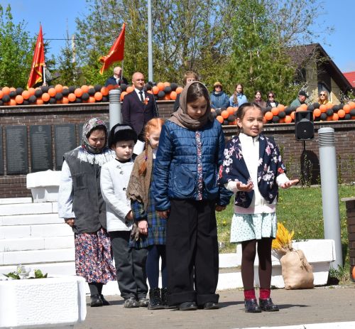 Парад Победы в Верхнем Услоне: слёзы, песни и белые голуби