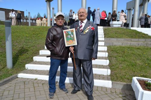 За великий этот День Победы встанем перед ними на колени