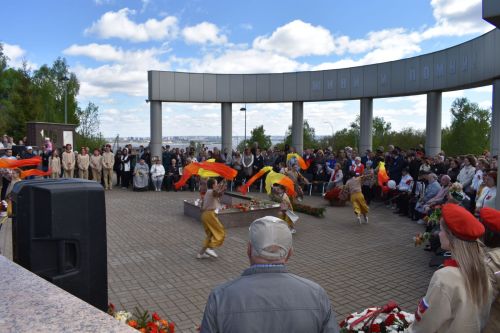 Парад Победы в Верхнем Услоне: слёзы, песни и белые голуби