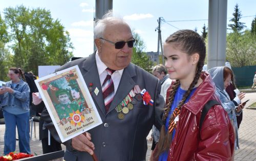 Парад Победы в Верхнем Услоне: слёзы, песни и белые голуби