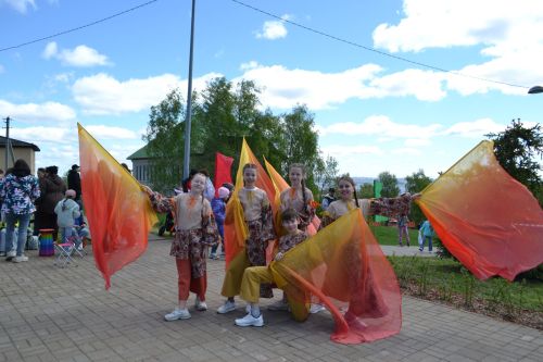 За великий этот День Победы встанем перед ними на колени