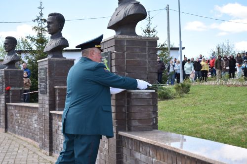Парад Победы в Верхнем Услоне: слёзы, песни и белые голуби