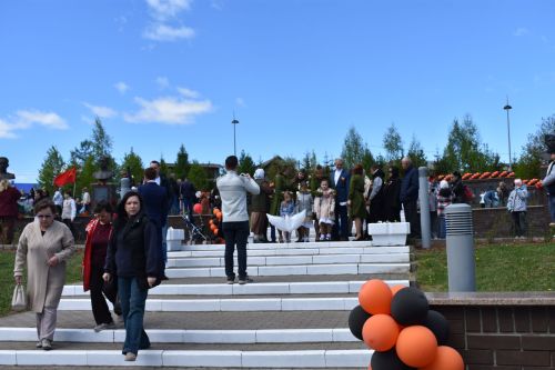 Парад Победы в Верхнем Услоне: слёзы, песни и белые голуби