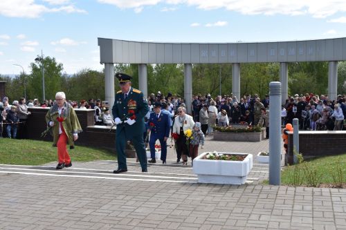 Парад Победы в Верхнем Услоне: слёзы, песни и белые голуби