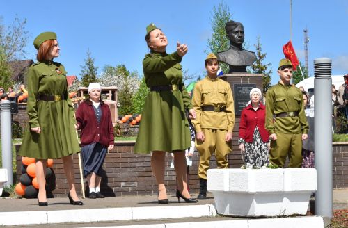 Парад Победы в Верхнем Услоне: слёзы, песни и белые голуби