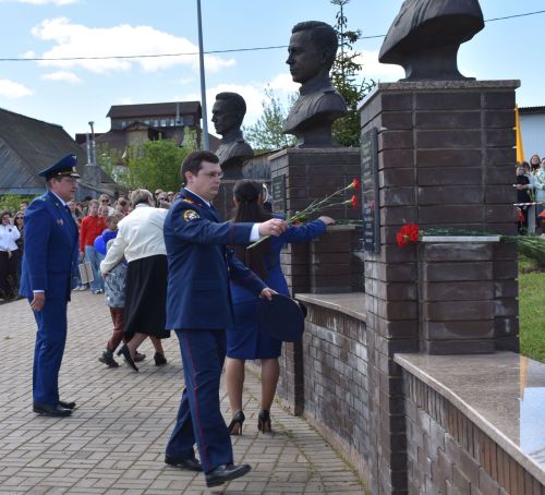 Парад Победы в Верхнем Услоне: слёзы, песни и белые голуби