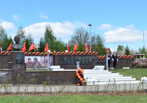 Парад Победы в Верхнем Услоне: слёзы, песни и белые голуби