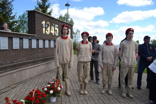 За великий этот День Победы встанем перед ними на колени