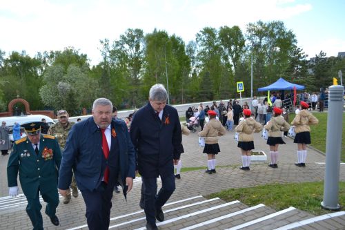 За великий этот День Победы встанем перед ними на колени